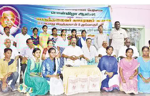 சிதம்பரத்தில் காமராஜர் பேரவை சார்பில் ஞாயிற்றுக்கிழமை நடைபெற்ற பொன் விழா ஆண்டு நிகழ்ச்சியில், அரசுப் பொதுத்தேர்வுகளில் சிறப்பிடம் பெற்ற மாணவ, மாணவிகளுடன் தினமணி ஆசிரியர் கி.வைத்தியநாதன்.