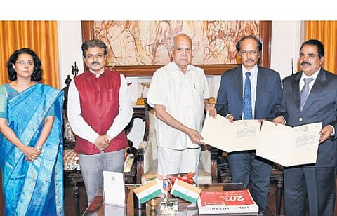 தமிழ்நாடு லோக் ஆயுக்த உறுப்பினர்களாக எம்.ராஜாராம், கே.ஆறுமுகம் ஆகியோரை நியமித்ததற்கான உத்தரவை திங்கள்கிழமை வழங்கிய ஆளுநர் பன்வாரிலால் புரோஹித். உடன் ஆளுநரின் தனிச்செயலாளர் ஆர்.ராஜகோபால்