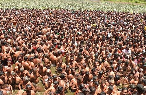 ஆடி அமாவாசை: தமிழகத்தில் உள்ள ஆறுகள், கடல்களில் பக்தர்கள் புனித நீராடி தர்ப்பணம்