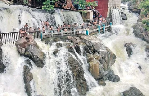 நீர்வரத்து அதிகரித்துள்ளதால், ஒகேனக்கல் பிரதான அருவியில் ஆர்ப்பரித்து விழும் தண்ணீர்.