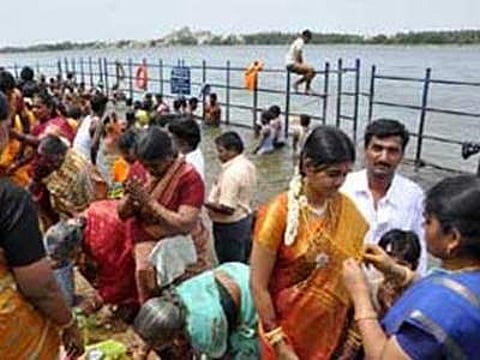 ஆடிப்பெருக்கு: குடும்பத்தில் செல்வச் செழிப்பும் மகிழ்ச்சியும் பெருக காவிரியை வணங்குவோம்!