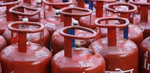 சமையல் எரிவாயு உருளை விலை ரூ. 50 உயா்வு