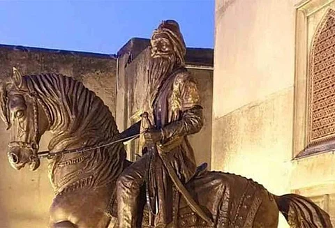 பாகிஸ்தானில் சேதப்படுத்தப்பட்ட இந்திய மன்னர் சிலை: காஷ்மீருக்கு பதிலடியா?