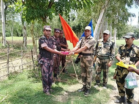 பாகிஸ்தான் இல்லைன்னா பங்களாதேஷ்! சுதந்திர தின விழாவையொட்டி, எல்லையில் இனிப்பு பரிமாற்றம்