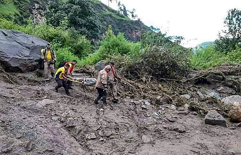 உத்தரகாசி நிலச்சரிவில் சிக்கியவரை மீட்டுச் செல்லும் மீட்புப் படையினர்.