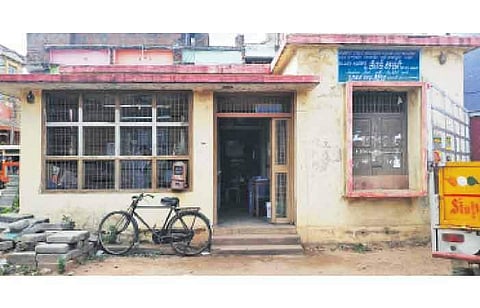 கும்மிடிப்பூண்டி பஜாரில் உள்ள கிளை நூலகம்.