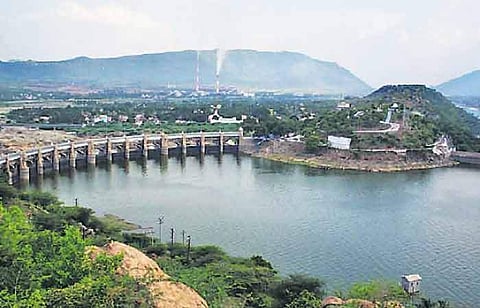 மேட்டூா் அணைக்கு நீா்வரத்து விநாடிக்கு 10,000 கன அடியாகச் சரிவு