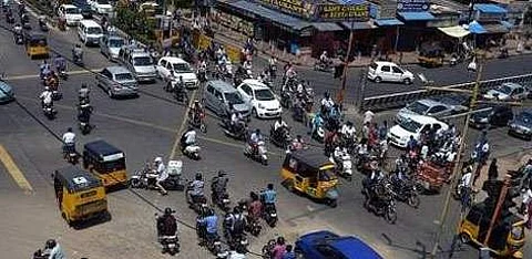 சாலையில் பயமின்றி வாகனம் ஓட்டிச் செல்ல முடிகிறதா? இந்த ரூல் பிரேக்கர்களை என்ன செய்வது?