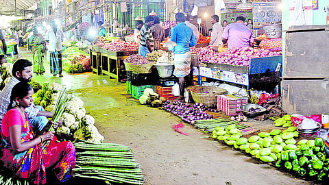 கோயம்பேட்டில் காய்கறிகள்-பூக்கள் விலை கடும் வீழ்ச்சி: பருவ மழை எதிரொலி