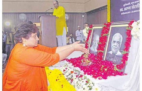 போபாலில் திங்கள்கிழமை நடைபெற்ற அஞ்சலிக் கூட்டத்தில் மறைந்த பாஜக மூத்த தலைவர்கள் படத்துக்கு அஞ்சலி செலுத்திய பிரக்யா சிங் தாக்குர்