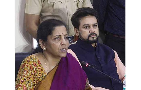 புணேயில் செய்தியாளர்களுக்கு செவ்வாய்க்கிழமை பேட்டியளித்த மத்திய நிதியமைச்சர் நிர்மலா சீதாராமன். உடன், நிதித் துறை இணையமைச்சர் அனுராக் தாக்குர்.