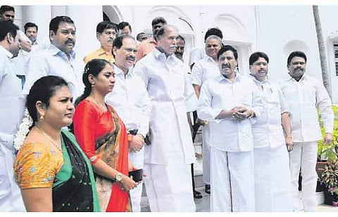 புதுவை சட்டப்பேரவையில் இருந்து எதிர்க்கட்சித் தலைவர் என்.ரங்கசாமி தலைமையில் வெளிநடப்பு செய்த எதிர்க்கட்சிகளைச் சேர்ந்த எம்எல்ஏக்கள்.