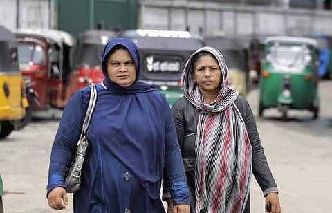 கொழும்பு நகர வீதியில் இரு முஸ்லிம் பெண்கள். நாள்: செவ்வாய்க்கிழமை.