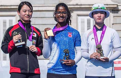 தங்கப்பதக்கத்துடன் கோமாலிகா பாரி (நடுவில்).