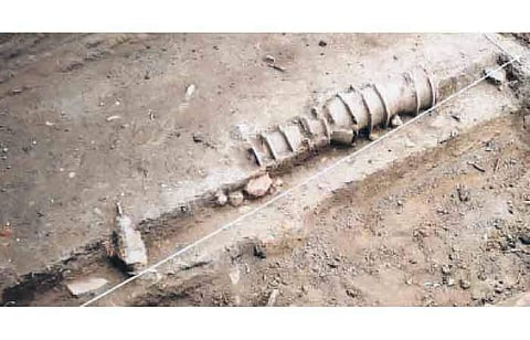சிவகங்கை மாவட்டம் கீழடியில் நடைபெற்று வரும் 5-ஆம் கட்ட அகழாய்வு பணியில் புதன்கிழமை கண்டுபிடிக்கப்பட்ட சுடு மண்ணால் செய்யப்பட்ட குழாய்.