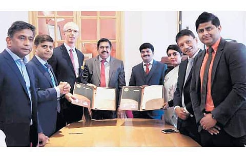 லண்டனில் உள்ள புகழ்பெற்ற கிங்ஸ் மருத்துவமனையின் கிளையை தமிழகத்தில் தொடங்குவதற்காக முதல்வர் எடப்பாடி கே.பழனிசாமி முன்னிலையில் பகிர்ந்து கொள்ளப்பட்ட புரிந்துணர்வு ஒப்பந்தம்.