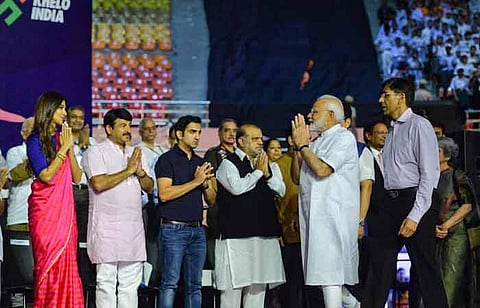 ஃபிட் இந்தியா இயக்க தொடக்க நிகழ்ச்சிக்கு வந்த பிரதமர் மோடியை வரவேற்கும் கிழக்கு தில்லி தொகுதி பாஜக எம்.பி. கெளதம் கம்பீர், தில்லி பாஜக தலைவர் மனோஜ் திவாரி, நடிகை ஷில்பா ஷெட்டி உள்ளிட்டோர்.