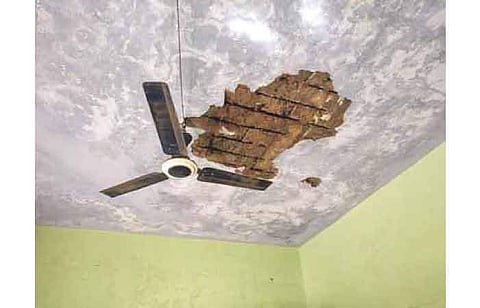 மேற்கூரை இடிந்து சேதமாகியுள்ள கட்டடத்தின் உள்பகுதி.