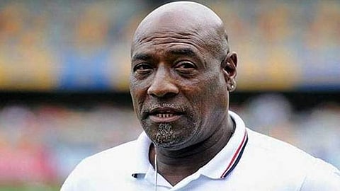 மைதானத்திலேயே மயங்கி விழுந்த விவியன் ரிச்சர்ட்ஸ்