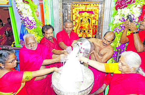 மேல்மருவத்தூரில் ஆடிப்பூர விழா பாலாபிஷேகம்