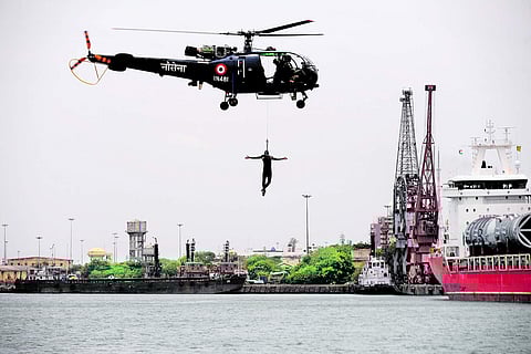 சென்னைத் துறைமுகத்தில் பேரிடர் நிவாரண ஒத்திகை: கடற்படை கப்பல் மூலம் மீட்புப் பணி