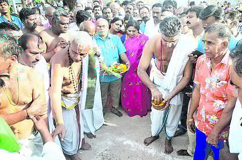 தூத்துக்குடி ஸ்ரீவைகுண்டபதி பெருமாள் கோயிலில் ரூ. 4 கோடியில் கல் மண்டபம் அமைக்கும் பணி தொடக்கம்