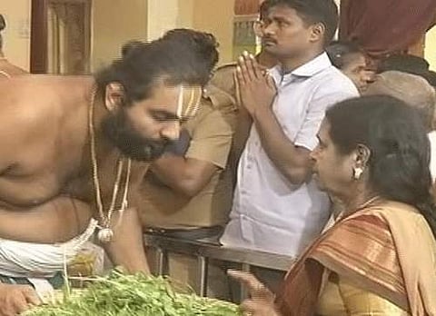 அத்திவரதரை தரிசனம் செய்தார் கருணாநிதியின் மனைவி ராஜாத்தியம்மாள்