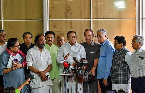 அமித் ஷா கொண்டுவந்ததற்கு எதிர்ப்பு தெரிவித்து நாடாளுமன்ற வளாகத்தில் செய்தியாளர்களிடம் திங்கள்கிழமை பேசும் காங்கிரஸ் மூத்த தலைவர் ப.சிதம்பரம். உடன், அக்கட்சியின் குலாம் நபி ஆஸாத், சசி தரூர்,