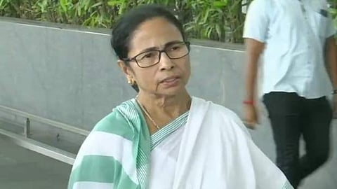 மம்தா பானர்ஜியின் காலைத் தொட்டுக் கும்பிட்ட ஐபிஎஸ் அதிகாரி! சர்ச்சையைக் கிளப்பும் விடியோ!!