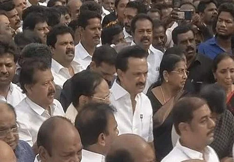 கருணாநிதியின் முதலாவது நினைவு தினம்: திமுக அமைதி பேரணி தொடங்கியது