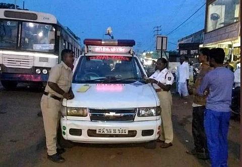கர்நாடக மாநிலம் பிடாரில் வாகனச் சோதனையில் ஈடுபட்ட போக்குவரத்து போலீஸார்