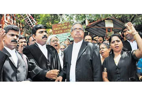 கொல்கத்தா உயர்நீதிமன்ற வழக்குரைஞர்கள் அங்கி அணிவதில் விலக்கு!
