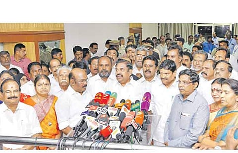 சென்னை விமான நிலையத்தில் செய்தியாளர்களை செவ்வாய்க்கிழமை சந்தித்த முதல்வர் எடப்பாடி கே.பழனிசாமி.