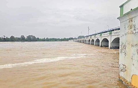 கீழணையிலிருந்து கொள்ளிடம் ஆற்றில் திறந்து விடப்படும் உபரி நீர்.