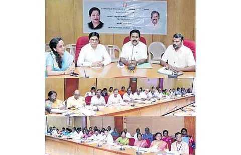 சென்னையில் வியாழக்கிழமை உணவுத் துறை அமைச்சர் ஆர்.காமராஜ் தலைமையில் நடைபெற்ற ஆலோசனைக் கூட்டத்தில் பங்கேற்ற உணவு பொருள் மாவட்ட வழங்கல் அதிகாரிகள்,