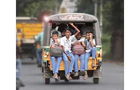 காட்பாடி அருகே ஆட்டோவில் ஆபத்தான நிலையில் பயணிக்கும் மாணவ, மாணவிகள்.