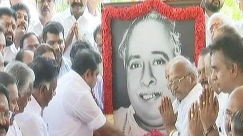 அண்ணா உருவப் படத்துக்கு மரியாதை செலுத்திய முதல்வர், துணை முதல்வர் மற்றும் அமைச்சர்கள்