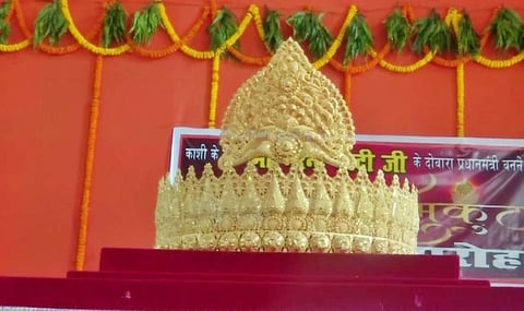 பிரதமர் மோடி பிறந்தநாள்: 1.25 கிலோ தங்கக் கிரீடம், 69 அடி நீள கேக்