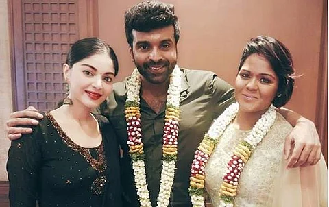 நடிகை சனம் ஷெட்டியுடன் மணமக்கள்