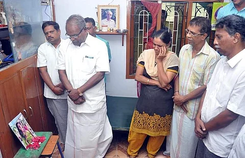 சுபஸ்ரீயின் குடும்பத்துக்கு மார்க்சிஸ்ட் கம்யூனிஸ்ட் கட்சியின் மாநிலச் செயலாளர் கே. பாலகிருஷ்ணன் நேரில் ஆறுதல்