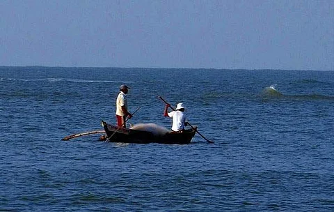 இலங்கை கடற்படையினரால் தமிழக மீனவர்கள் 5 பேர் கைது