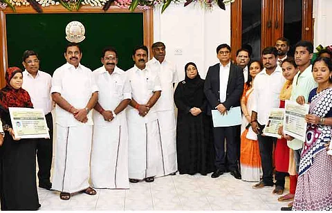 அச்சிடப்பட்ட மின்னணு குடும்ப அட்டைகளை 5 குடும்ப அட்டைதாரர்களுக்கு தலைமைச் செயலகத்தில் வியாழக்கிழமை வழங்கிய முதல்வர் எடப்பாடி கே.பழனிசாமி.