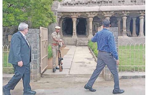 மாமல்லபுரத்தில் துப்பாக்கி ஏந்திய போலீஸார் பாதுகாப்புப் பணியில் ஈடுபட்டிருப்பதைப் பார்வையிடும் மத்திய பாதுகாப்புத் துறை அதிகாரிகள்.