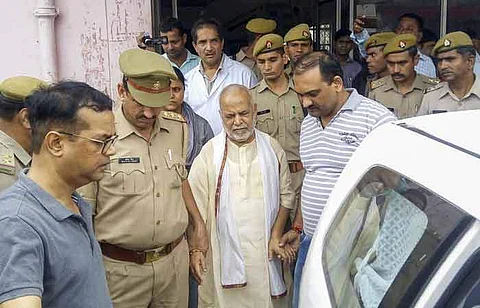 பாலியல் வன்கொடுமை வழக்கில் குற்றஞ்சாட்டப்பட்டுள்ள முன்னாள் மத்திய அமைச்சர் சுவாமி சின்மயானந்தை, உத்தரப் பிரதேச மாநிலத்திலுள்ள ஷாஜகான்பூரில் கைது செய்து அழைத்துச் சென்ற காவல் துறையினர்.