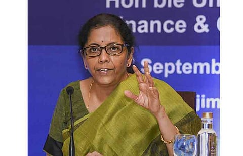 பெரு நிறுவன வரிக் குறைப்பு தொடர்பாக பனாஜியில் வெள்ளிக்கிழமை நடைபெற்ற செய்தியாளர்கள் சந்திப்பில் பேசிய மத்திய நிதி அமைச்சர் நிர்மலா சீதாராமன்.