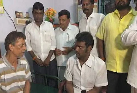 விளம்பரப் பலகை விழுந்ததில் உயிரிழந்த சுபஸ்ரீயின் பெற்றோருக்கு அறுதல் கூறிய விஜய பிரபாகரன்.