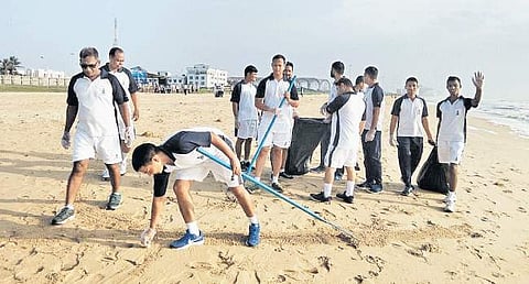 சர்வதேச கடலோர தூய்மைப் பணி தினத்தையொட்டி சென்னை பெசன்ட் நகர் கடற்கரையில் சனிக்கிழமை தூய்மைப் பணியில் ஈடுபட்ட கடலோர பாதுகாப்பு படையினர்.
