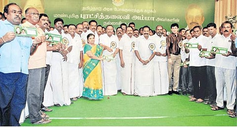 மதுரையில் சனிக்கிழமை நடைபெற்ற நிகழ்ச்சியில் ஓய்வுபெற்ற அரசு போக்குவரத்துக் கழகப் பணியாளர்களுக்கு ஓய்வூதிய பணப் பலன்களுக்கான காசோலைகளை வழங்குகிறார் வனத்துறை அமைச்சர் திண்டுக்கல் சி.சீனிவாசன். உடன் போக