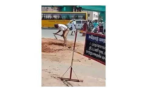 குழியை மூடி சாலையை சீரமைத்த காவல் ஆய்வாளா் தனசேகரன்.