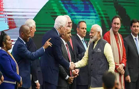 ஹூஸ்டனில் நடைபெற்ற மோடி நலமா நிகழ்ச்சியில் ஜான் கோர்னியுடன் கைகுலுக்கி வாழ்த்துகளைப் பரிமாறிக் கொண்ட பிரதமர் மோடி.